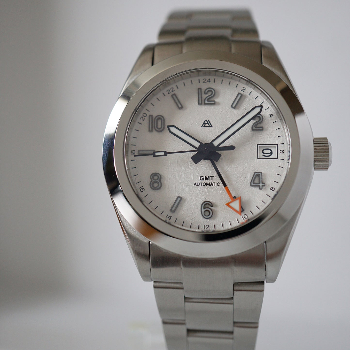 A4 Prelude 37 GMT White Snowflake (Floor Model)