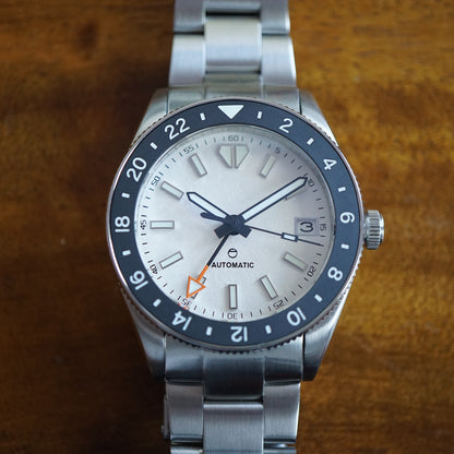 A4 Legacy 37 GMT White Snowflake