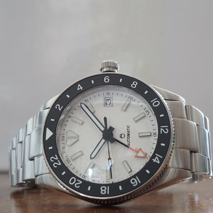 A4 Legacy 37 GMT White Snowflake